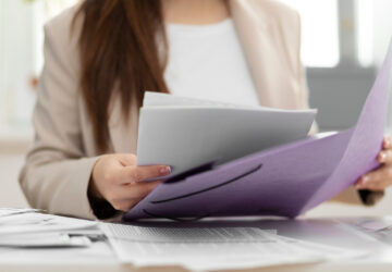 Expert SOFIS accompagnant l’élaboration du Document Unique, outil d’évaluation intuitif des risques professionnels.