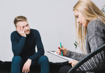 Consultant SOFIS évaluant les risques psychosociaux au sein de l’entreprise pour améliorer la qualité de vie au travail.