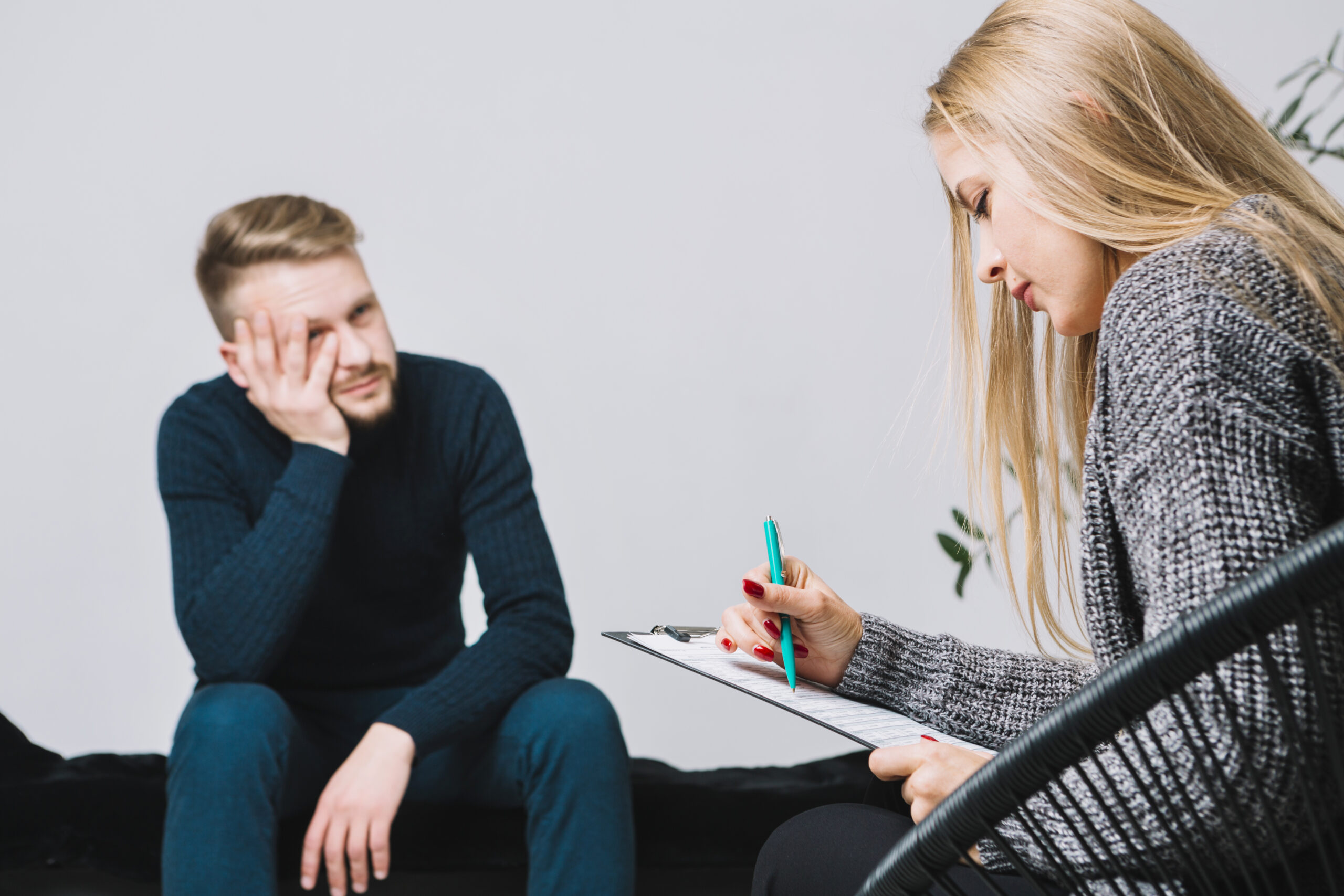 Consultant SOFIS évaluant les risques psychosociaux au sein de l’entreprise pour améliorer la qualité de vie au travail.