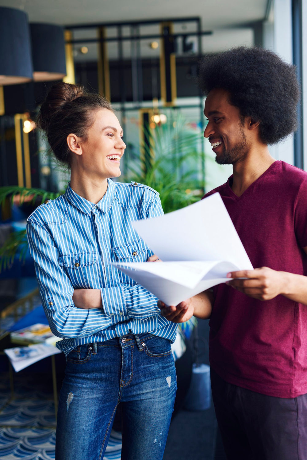 Deux professionnels se parlent, illustrant la collaboration et l’accompagnement sur-mesure proposés par SOFIS en prévention des risques.